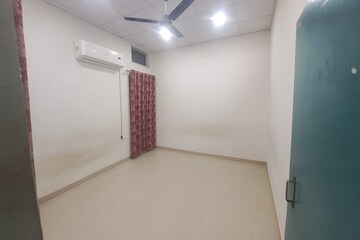 Room in 2 BHK Apartment at Rishita Manhattan, Gomti Nagar – for Rent