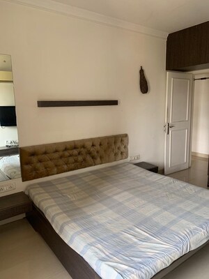 Room in 3 BHK Apartment at Raheja Sherwood, Goregaon East – for Rent