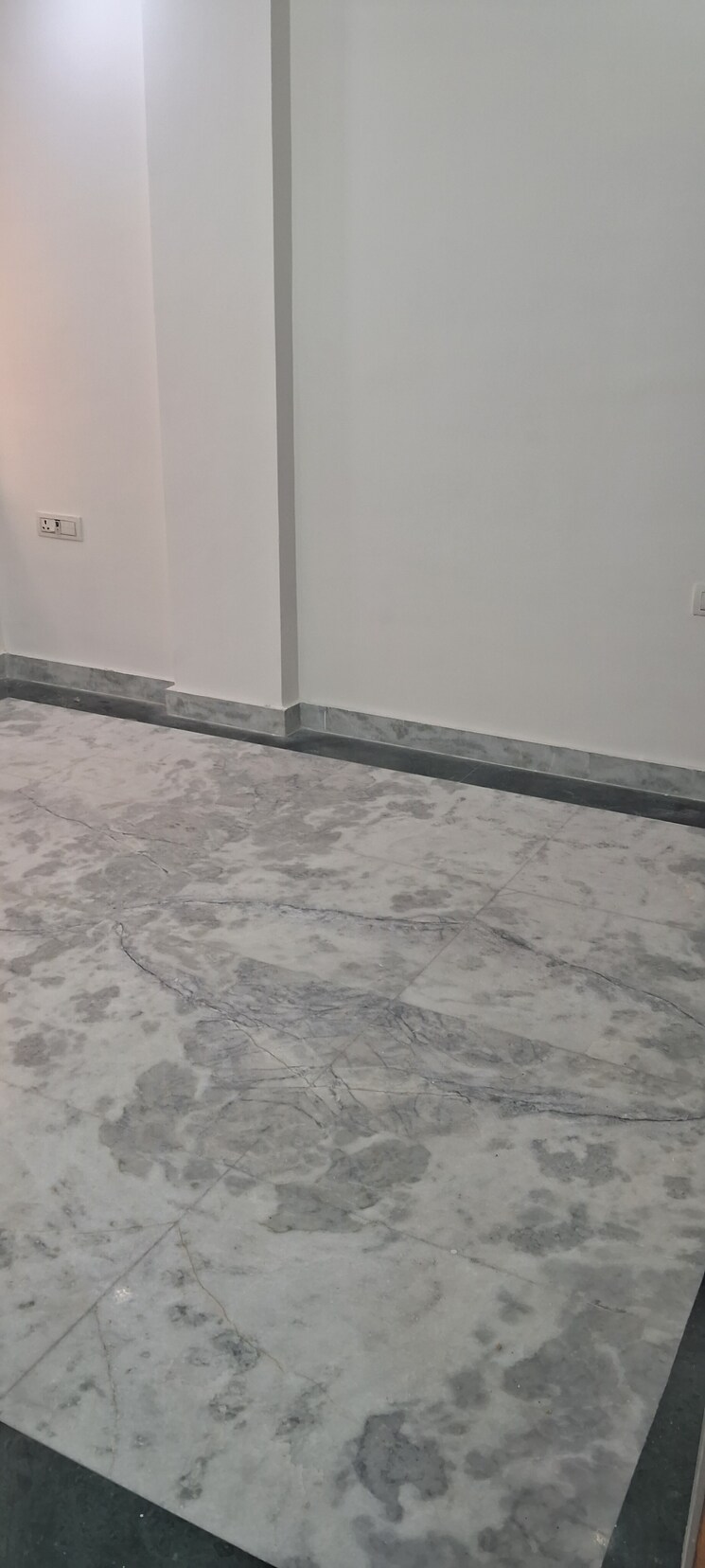 Room, anand nagar 3.5 Bedroom 250 Sq.Yd. Builder Floor In Anand Nagar Delhi 9236827