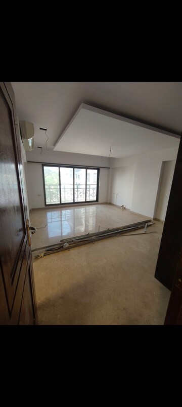 Room in 3 BHK Apartment at Kukreja House, Khar West – for Rent