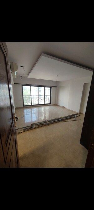 Room in 4 BHK Apartment at Kukreja House, Khar West – for Rent