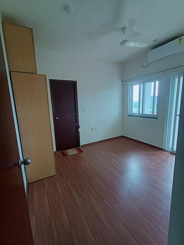 Room in 2 BHK Apartment at Puravankara Silversands, Mundhwa – for Rent