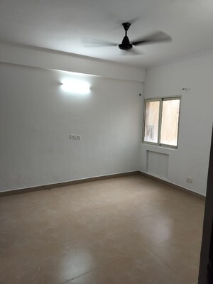 Room in 3 BHK Apartment at Amrapali Crystal Homes, Sector 76 – for Rent