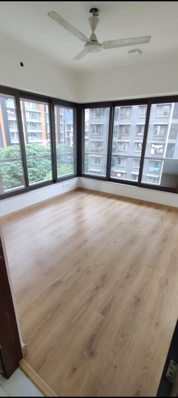 Room in 4 BHK Apartment at Khar West – for Rent