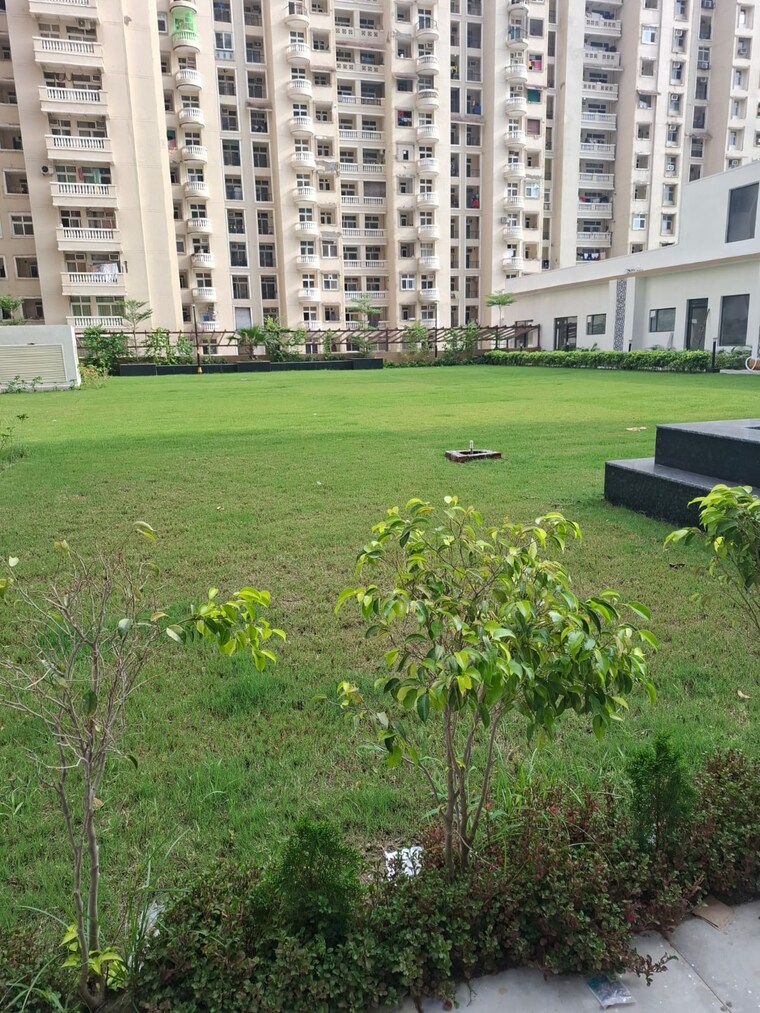 Garden, amrapali-crystal-homes 3 Bedroom 1700 Sq.Ft. Apartment In Sector 76 Noida 9237029