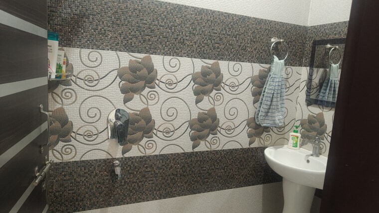 Bathroom, sector 5 2 Bedroom 700 Sq.Ft. Apartment In Sector 5 Gurgaon 9237032