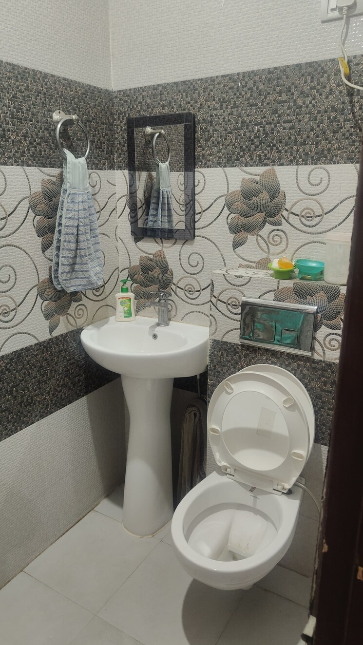 Bathroom, sector 5 2 Bedroom 700 Sq.Ft. Apartment In Sector 5 Gurgaon 9237032