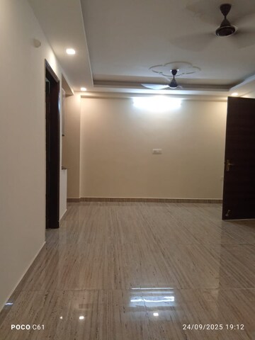 Room in 3 BHK Builder Floor at Garhi – for Rent