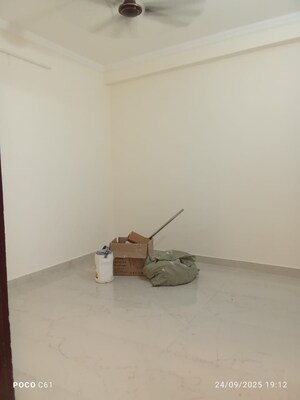 Room in 3 BHK Builder Floor at Garhi – for Rent