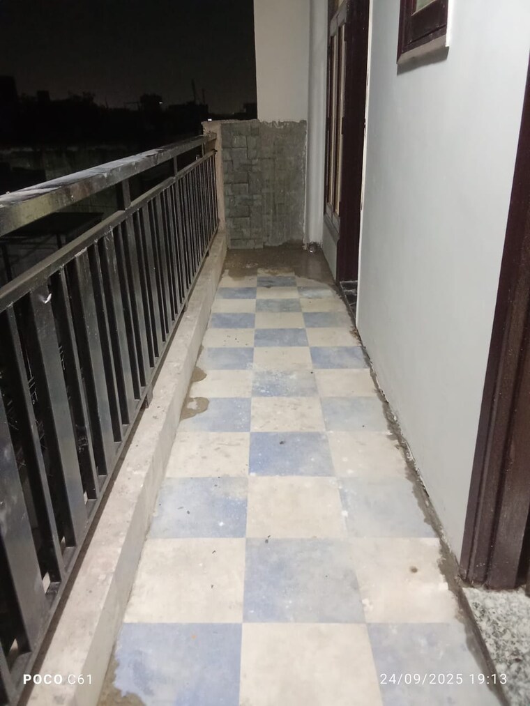 Balcony, garhi 3 Bedroom 95 Sq.Yd. Builder Floor In Garhi Delhi 9237224