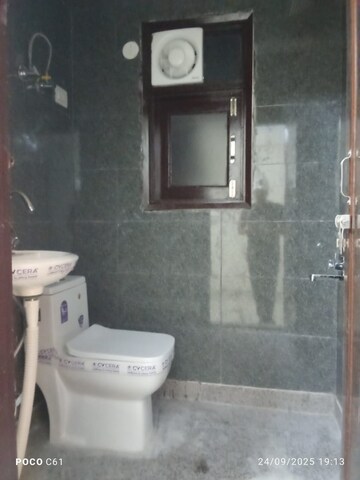 Attached Bathroom in 3 BHK Builder Floor at Garhi – for Rent