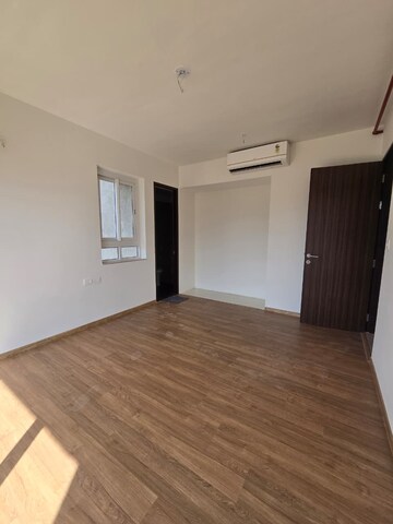 Room in 2 BHK Apartment at Indiabulls One Indiabulls, Pokhran Road No Two – for Rent