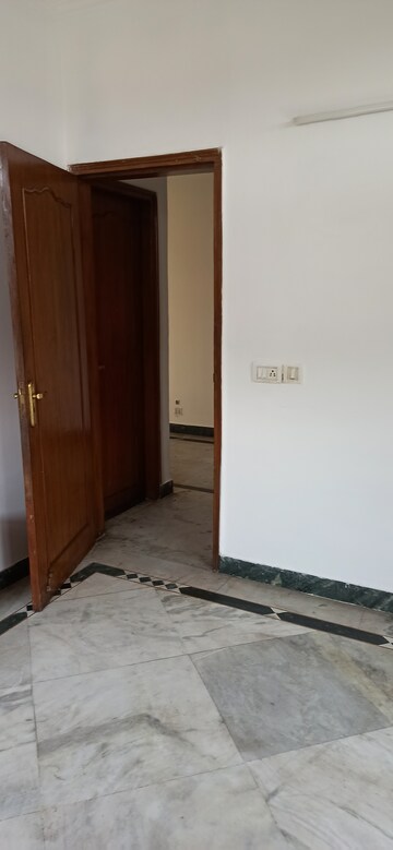 Furnished Amenities in 2 BHK Apartment at Sanskriti Apartments Gurgaon, Sector 43 – for Rent
