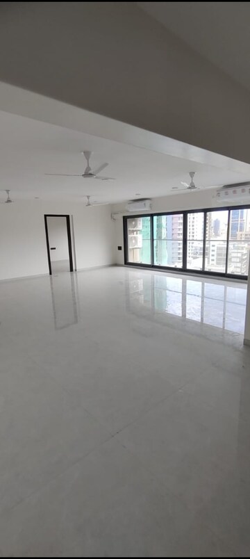 Room in 4 BHK Apartment at Zindagi CHS, Khar West – for Rent