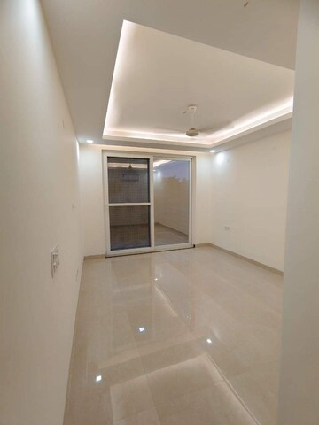 Furnished Amenities in 4 BHK Apartment at DLF Westend Heights, Sector 53 – for Rent