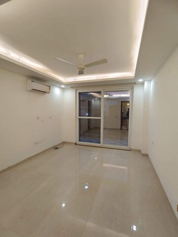 Room in 4 BHK Apartment at DLF Westend Heights, Sector 53 – for Rent