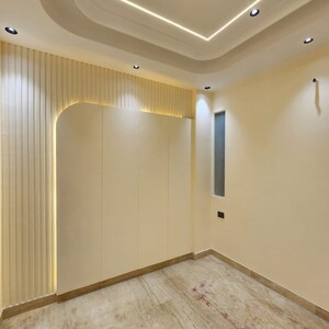 Room in 4 BHK Apartment at DLF Westend Heights, Sector 53 – for Rent