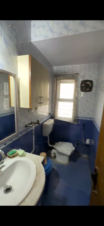 Team Area in 3 BHK Apartment at Arun Vihar, Sector 29 – for Sale