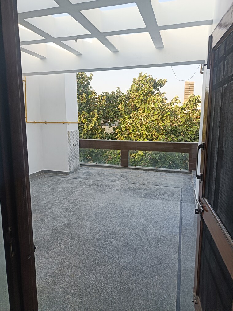 Balcony, sector 36 2 Bedroom 200 Sq.Mt. Villa In Sector 36 Noida 9237843