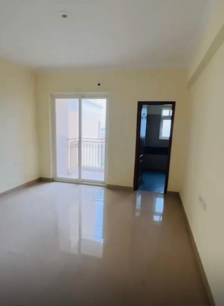 Room, vip road 3 Bedroom 1350 Sq.Ft. Apartment In Vip Road Zirakpur 9238036