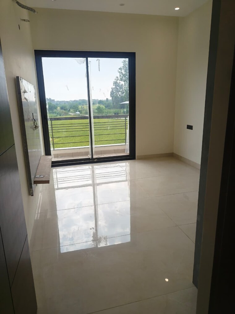 Room, vip road 3 Bedroom 1350 Sq.Ft. Apartment In Vip Road Zirakpur 9238036