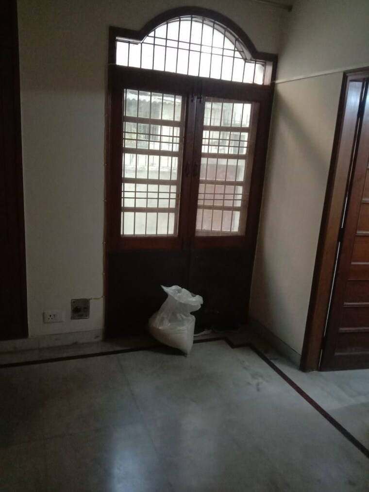 Room, greater kailash 3 Bedroom 300 Sq.Yd. Builder Floor In Greater Kailash Delhi 9237987