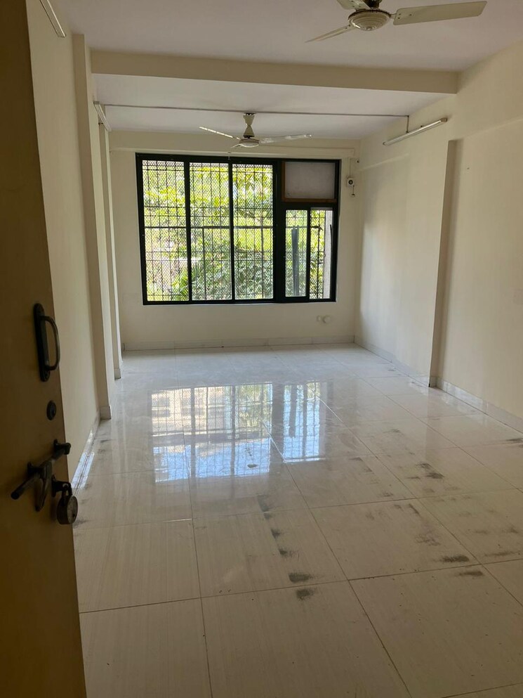 Room, cosmos-residancy Commercial Office Space 250 Sq.Ft. In Kavesar Thane 9238005