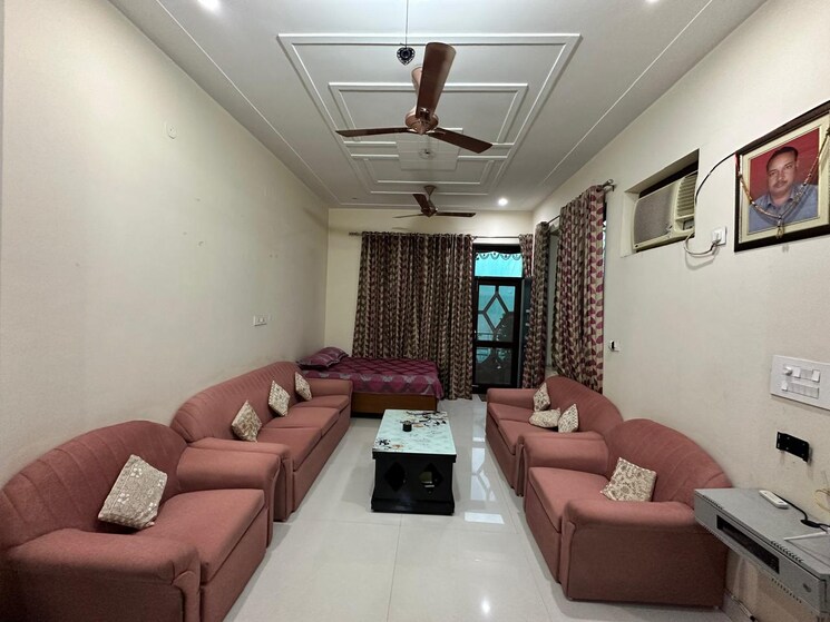 Living Room, sheetla colony 6+ Bedroom 150 Sq.Yd. Builder Floor In Sheetla Colony Gurgaon 9238091