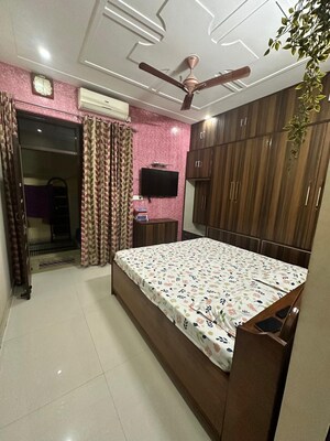 Bedroom in 6+ BHK Builder Floor at Sheetla Colony – for Sale