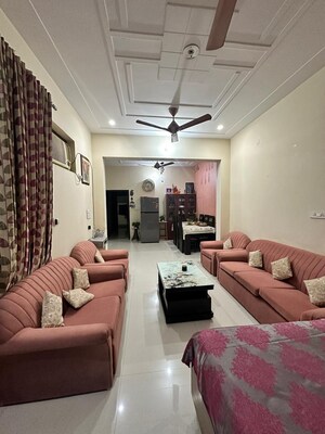 Bedroom in 6+ BHK Builder Floor at Sheetla Colony – for Sale