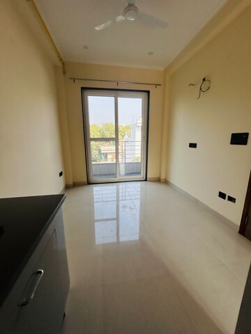 Room in 1 BHK Apartment at Ambience Creacions, Sector 22 – for Rent