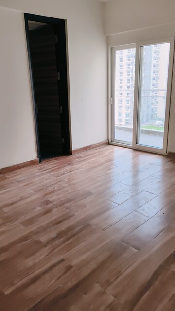 Room in 2.5 BHK Apartment at Samridhi Luxuriya Avenue, Sector 150 – for Rent
