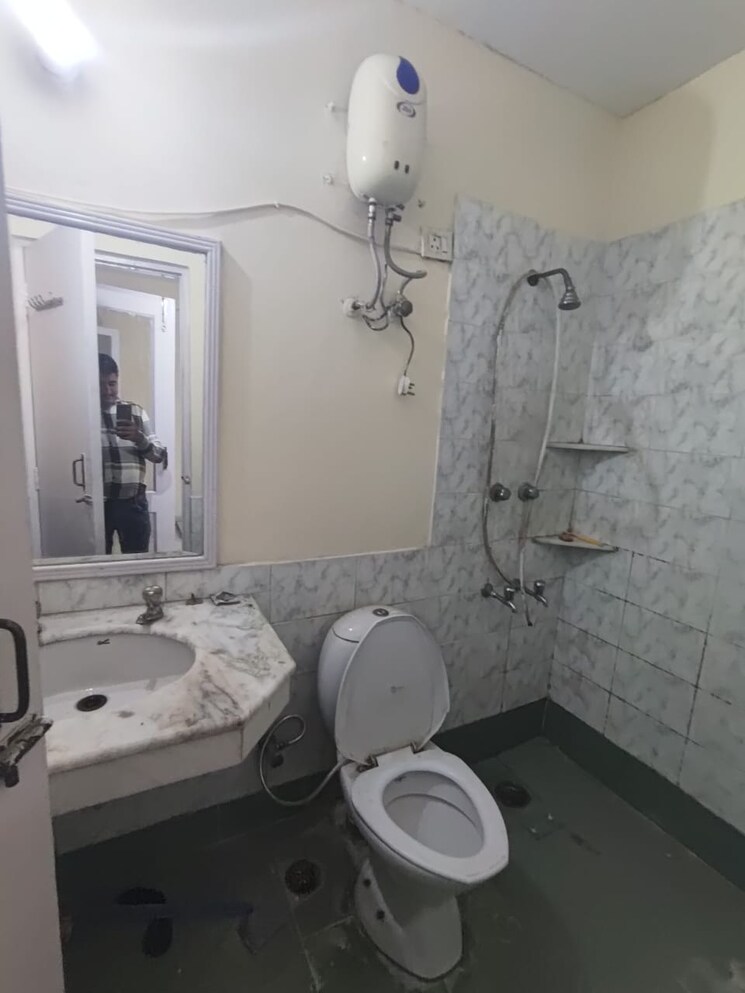 Bathroom, unitech-south-city-ii 2 Bedroom 1200 Sq.Ft. Builder Floor In Sector 50 Gurgaon 9238325
