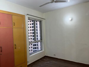 Room in 3 BHK Apartment at Jaypee Greens Kosmos, Sector 134 – for Rent