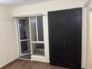 Room in 3 BHK Apartment at Jaypee Greens Kosmos, Sector 134 – for Rent