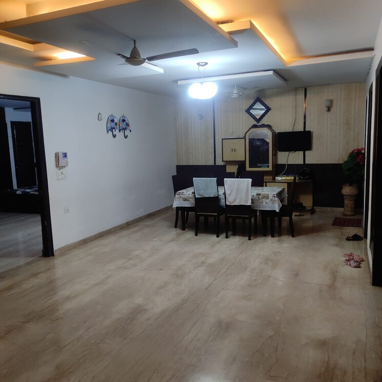 Room, sector 50 6 Bedroom 252 Sq.Mt. Independent House In Sector 50 Noida 9238342