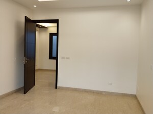 Room in 4 BHK Apartment at Panchsheel Park – for Rent