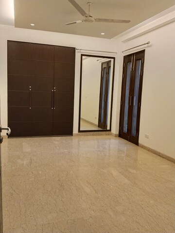 Room in 4 BHK Apartment at Panchsheel Park – for Rent