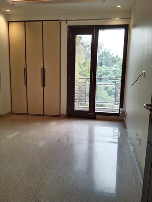 Room in 4 BHK Apartment at Panchsheel Park – for Rent