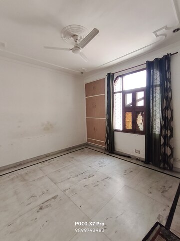 Room in 3 BHK Builder Floor at Sector 10a – for Rent