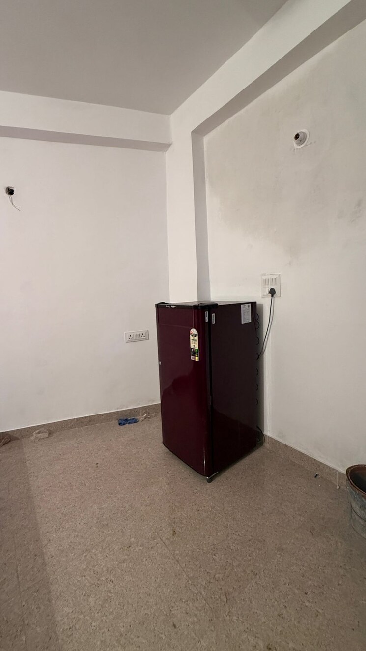 Room, freedom fighters enclave 1 Bedroom 450 Sq.Ft. Builder Floor In Freedom Fighters Enclave Delhi 9238407