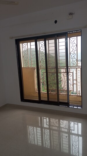 Room in 3 BHK Apartment at Cosmos Jewels, Ghodbunder Road – for Rent