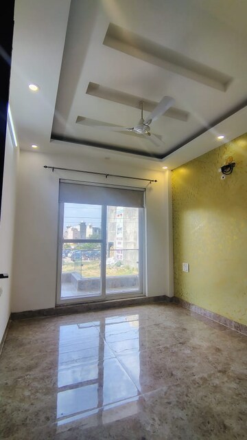 Room in 3 BHK Builder Floor at Sushant Lok 3, Sector 57 – for Rent