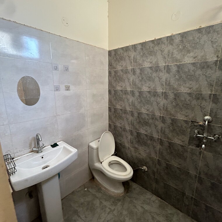 Bathroom, kharar landran road 1 Bedroom 750 Sq.Ft. Apartment In Kharar Landran Road Mohali 9238441