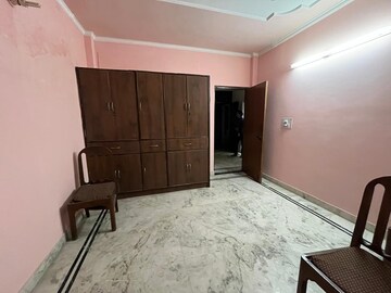 Room in 2 BHK Builder Floor at Sector 39 – for Rent