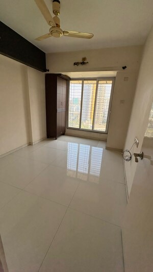 Room in 2 BHK Apartment at Puranik City Phase II, Ghodbunder Road – for Rent