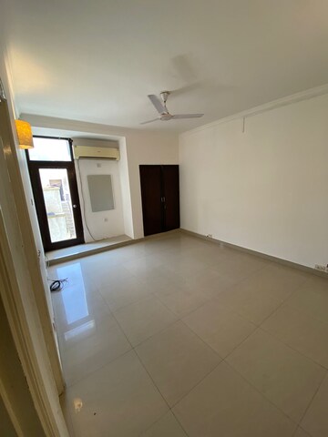 Room in 5 BHK Villa at Unitech South City 1, South City 1 – for Rent