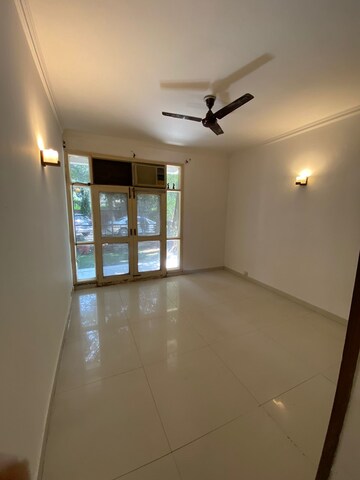 Room in 5 BHK Villa at Unitech South City 1, South City 1 – for Rent