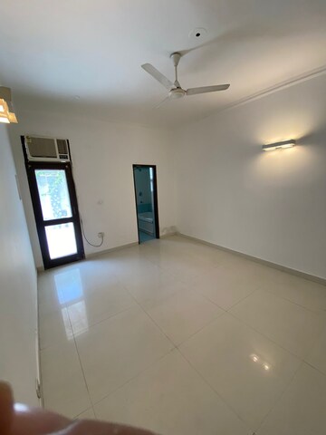 Room in 5 BHK Villa at Unitech South City 1, South City 1 – for Rent