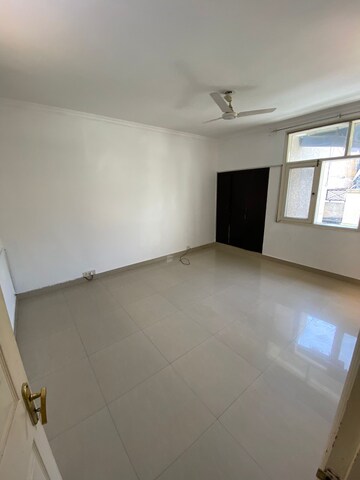 Room in 5 BHK Villa at Unitech South City 1, South City 1 – for Rent